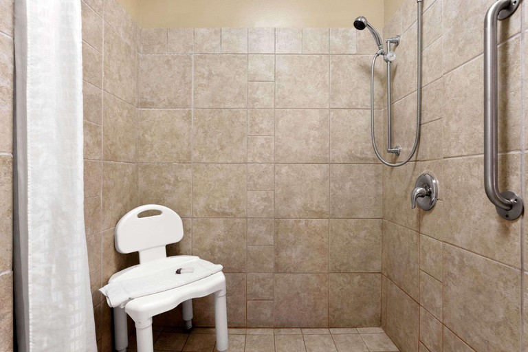Bathroom, Baymont By Wyndham Sioux Falls West, Minnehaha