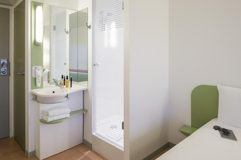 Bathroom 5, ibis budget Bern Expo, Bern