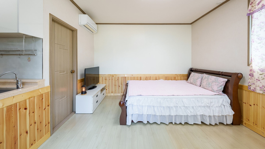 Bedroom 2, Taean Jiyu Ne Pension, Taean