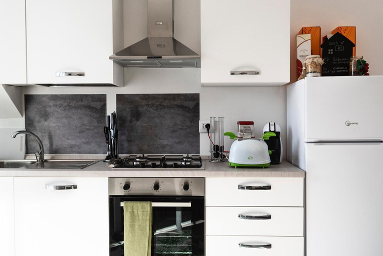 Room 3, Zezio 44 in Como With 2 Bedrooms and 1 Bathrooms, Como