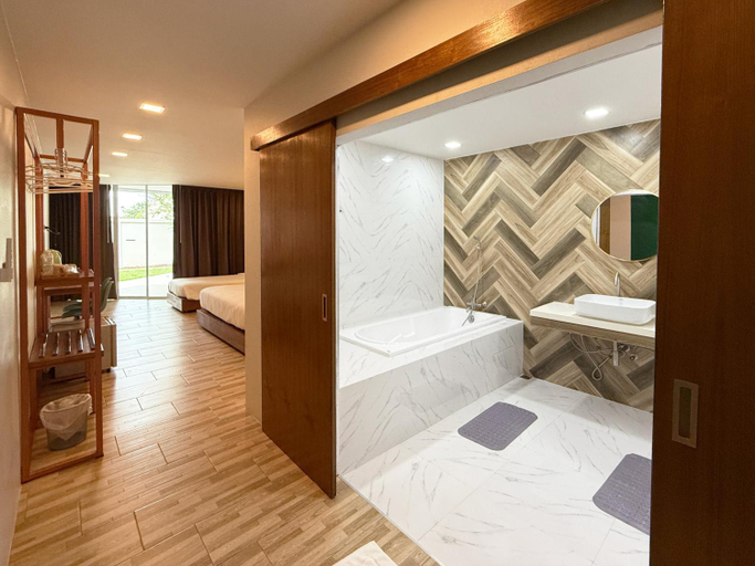 Bathroom 4, Plernpetch Hotel, Muang Surat Thani