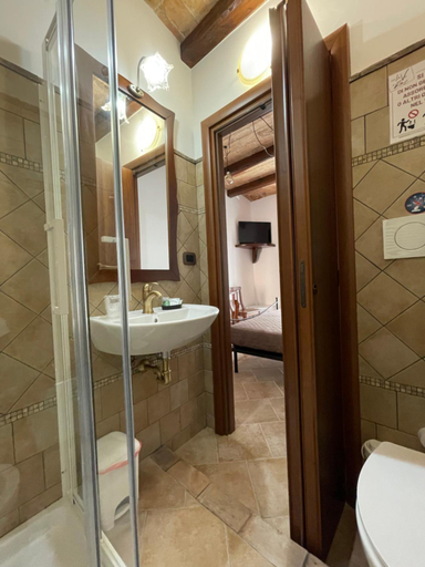 Bathroom 5, La Vie En Rose, Latina