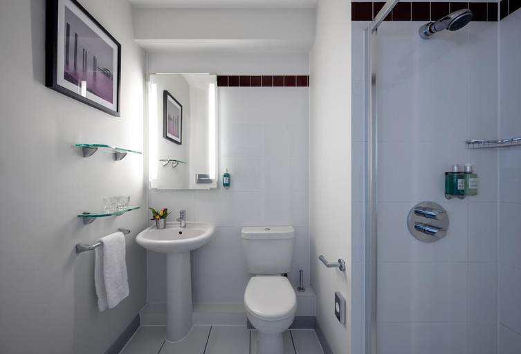 Bathroom 4, Leonardo Hotel Brighton, Brighton and Hove
