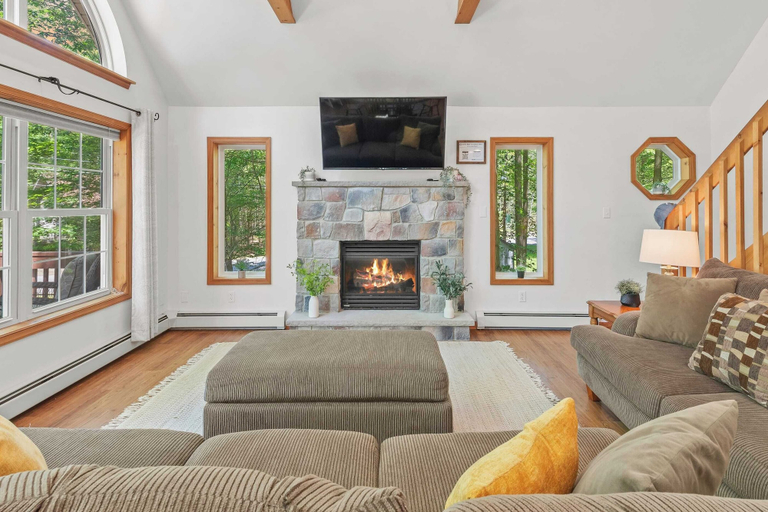 Others 5, Lake + Pool Access, Game Room, Firepit, Deck Tawny and Peaceful by Avantstay, Monroe