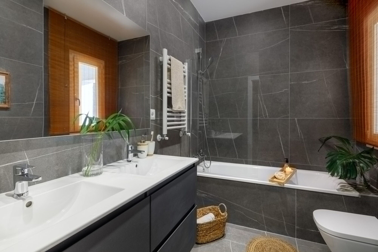 Room 4, Rupat - 3 Bedrooms in Trafalgar, Madrid