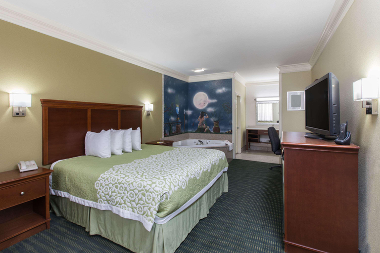 Bedroom 5, Days Inn & Suites by Wyndham Big Spring, Howard