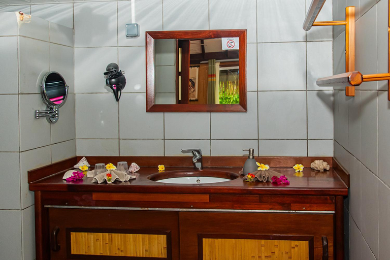 Bathroom 3, Raira Lagon