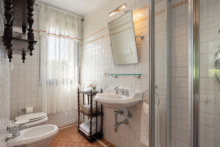 Bathroom 4, Villa Tramonto, Florence