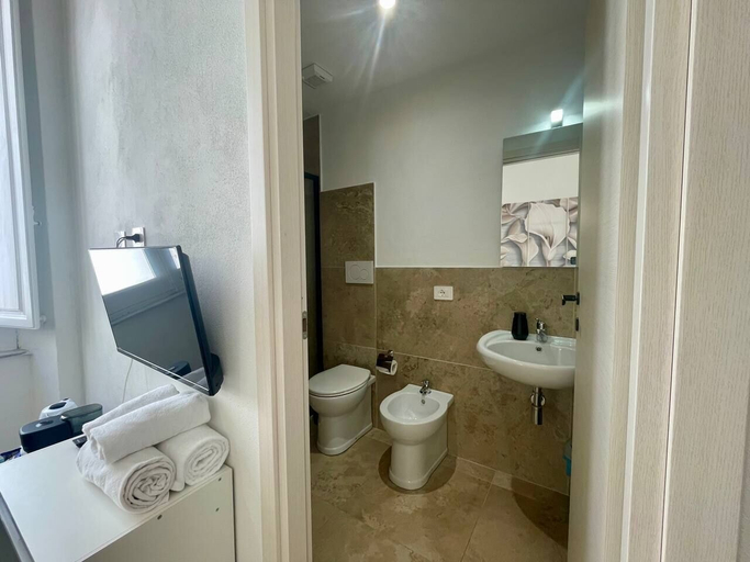 Bathroom 5, Onlyrooms V - Central & Train Station, Cagliari