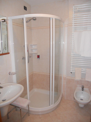 Bathroom 4, Hotel Stella Alpina, Belluno