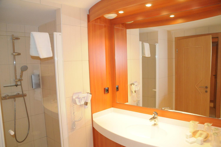 Bathroom 4, Hotel Cigoland, Bas-Rhin