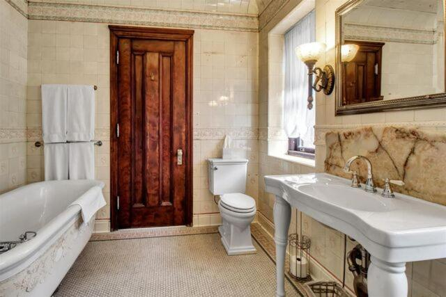 Bathroom 5, InnBuffalo Off Elmwood, Erie