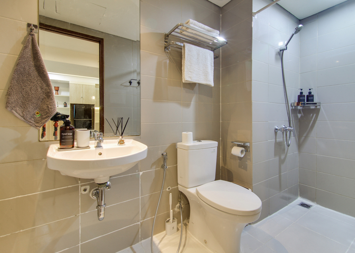 Bathroom 5, 2BR Springhill W/ Pool & Gym, Central Jakarta