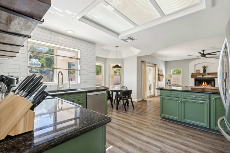 Food & Drinks, 5BDR with Pool and Scenic Golf Views!, Maricopa