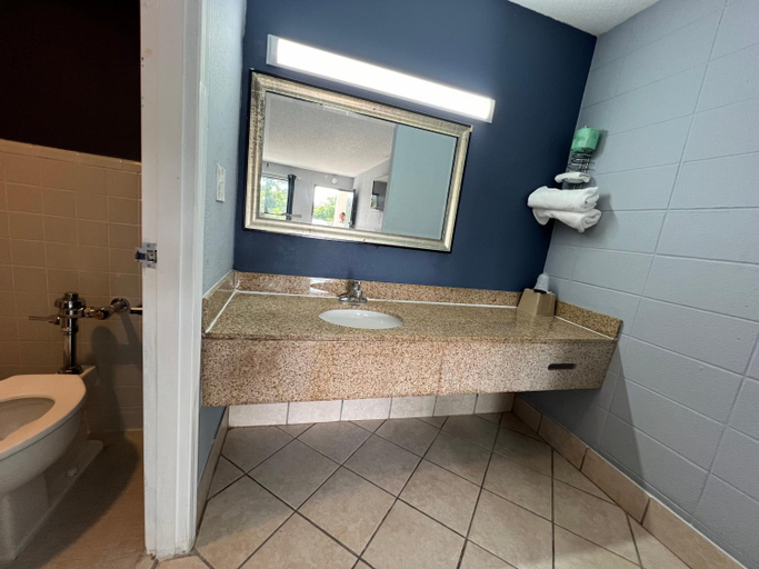 Bathroom 3, Crown Inn, Bartow