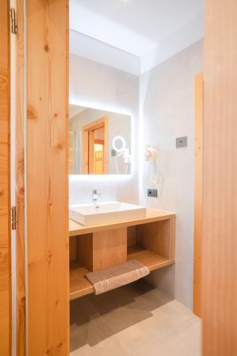 Bathroom 5, Hotel Angelo, Trento