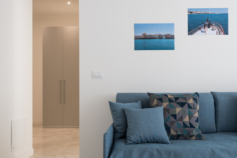 Room 3, Crispi Bilo 1 con Balcone - Locazione, Syracuse