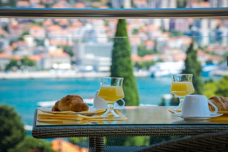 Food & Drinks 3, Apartment Maro Bayview, Dubrovnik