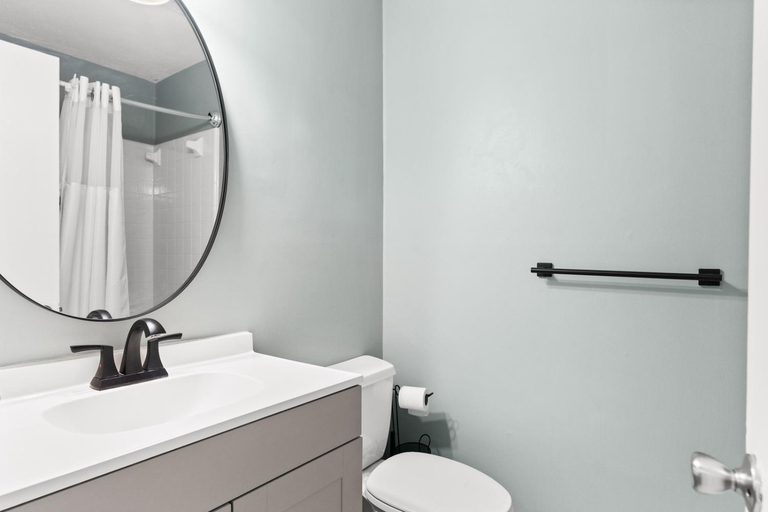 Bathroom 4, Dry Dock Inn, New Hanover