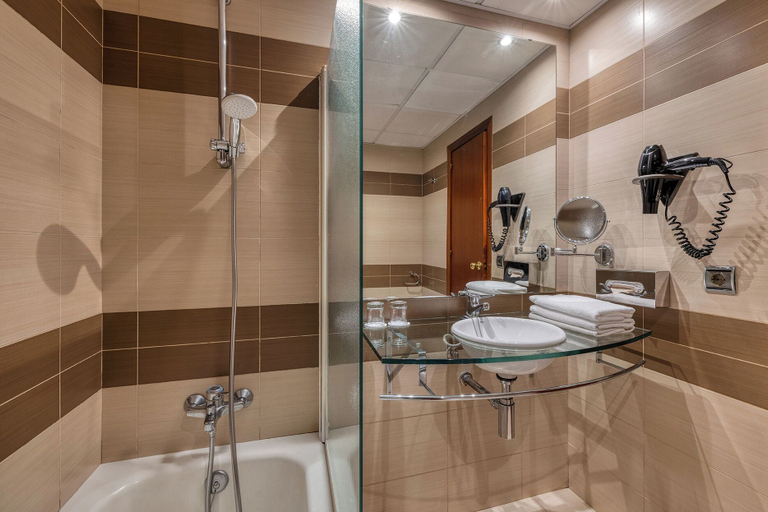 Bathroom, Senator Huelva Hotel, Huelva
