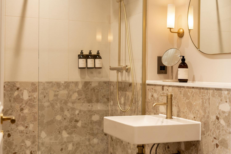 Bathroom 3, Moment George IV Bridge, Edinburgh