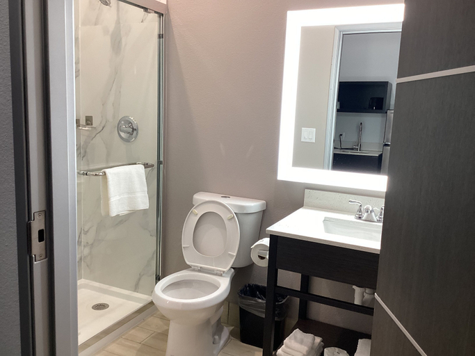 Bathroom 4, Studio 6 Dallas, TX – Fair Park, Dallas
