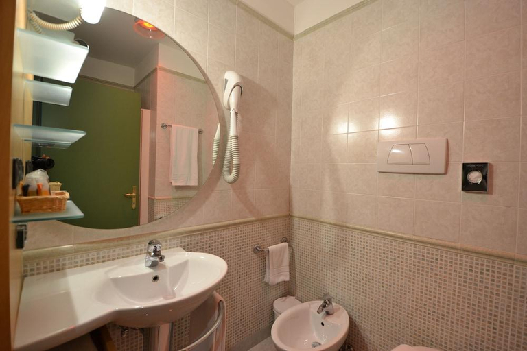 Bathroom 4, Sun Hotel, Reggio Nell'Emilia