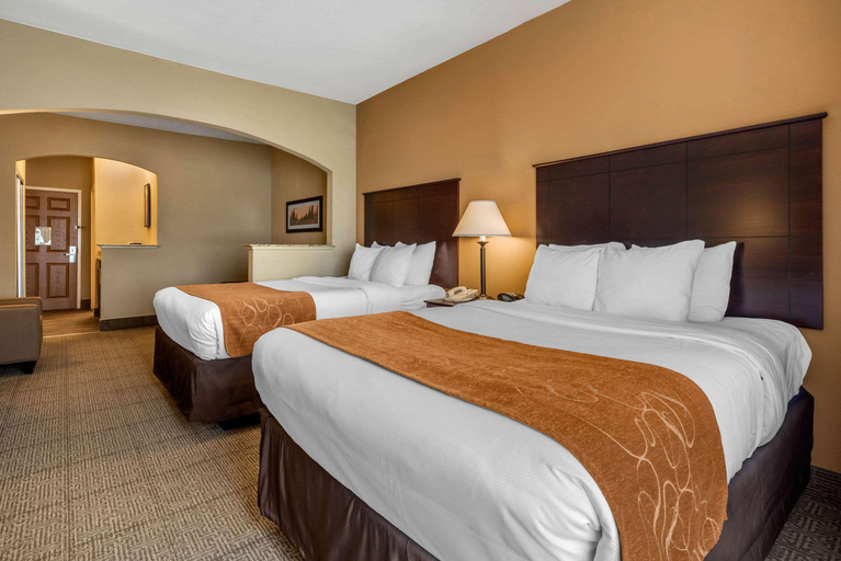 Bedroom 3, Comfort Suites near Route 66, Sangamon