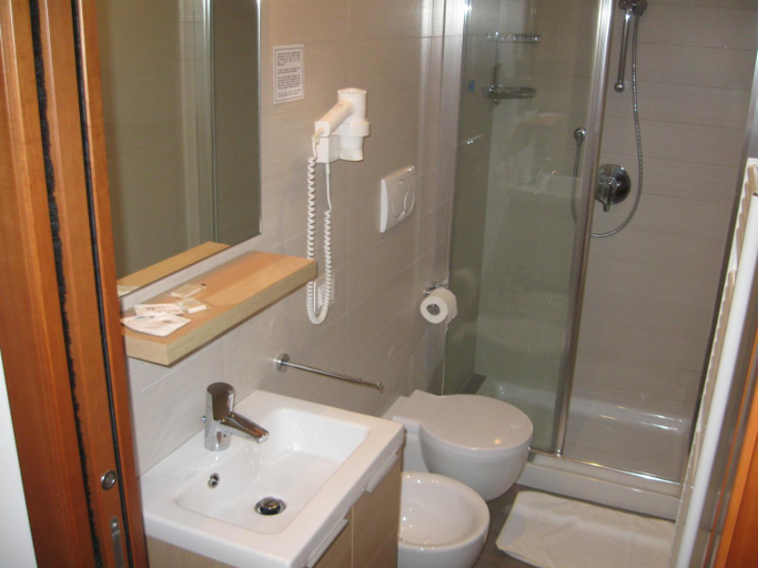 Bathroom 5, Hotel Mezzaluna, Treviso