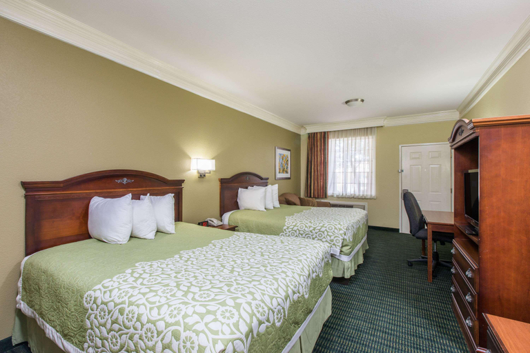 Bedroom 3, Days Inn & Suites by Wyndham Big Spring, Howard
