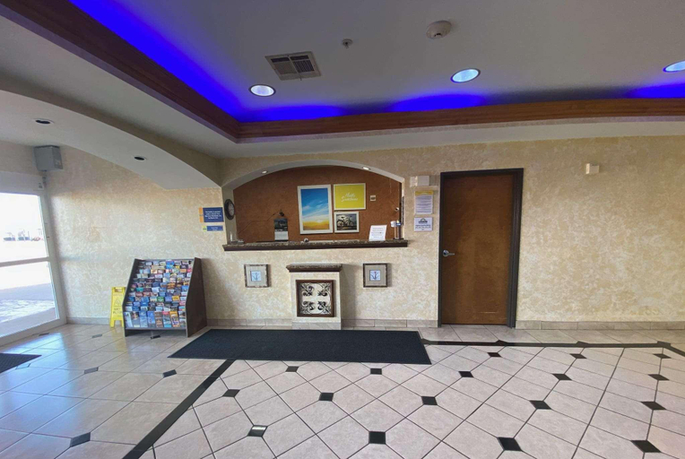 Public Area 2, Days Inn & Suites by Wyndham Cleburne TX, Johnson