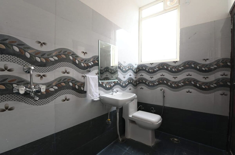 Bathroom 5, Hotel Lakhdatar Palace, Jaipur