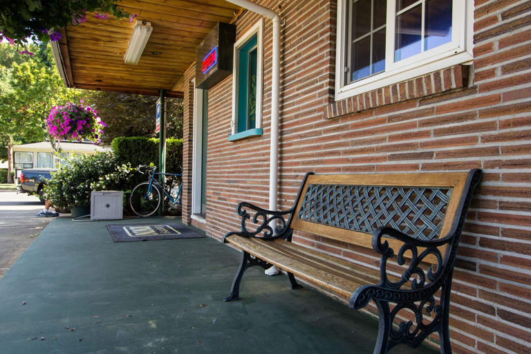 Public Area 2, Courtesy Inn, Lane