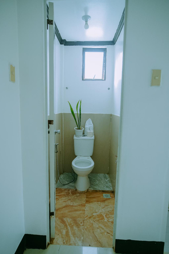 Bathroom 4, Hymn's Tourist Inn, Coron