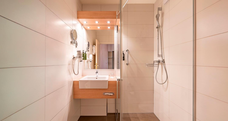 Bathroom 4, PLAZA INN Goslar, Goslar
