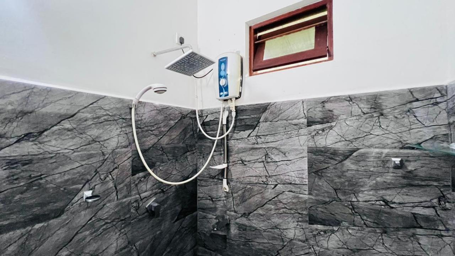 Bathroom 3, Hanthana Heights, K.F.G. & G. Korale