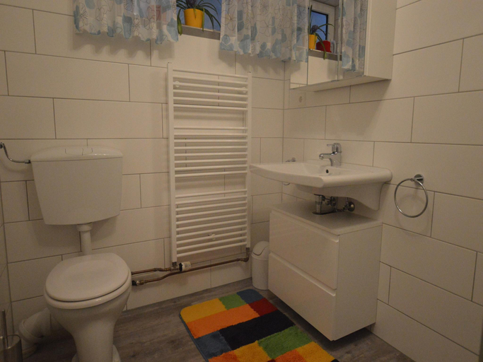 Bathroom 3, Einladende Ferienwohnung in Muellenborn Eifel, Vulkaneifel