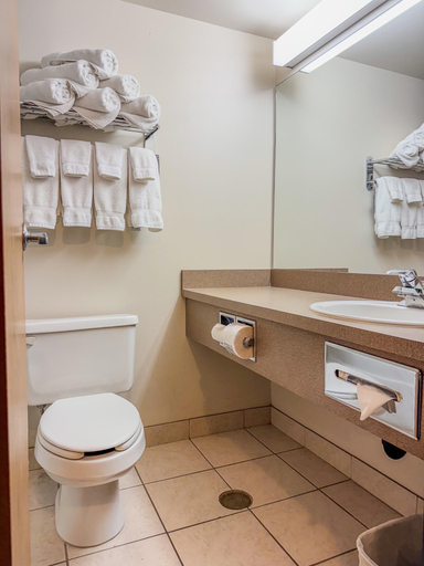 Bathroom 4, Super 8 by Wyndham High River, Division No. 6