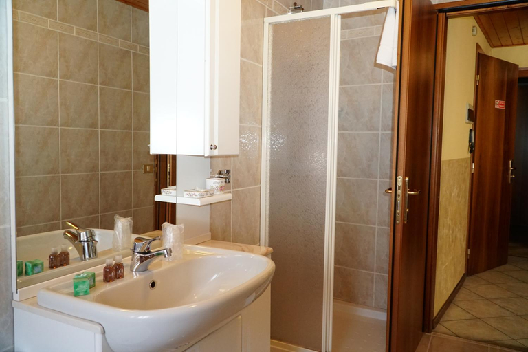Bathroom 3, Hotel Iscla, Brescia