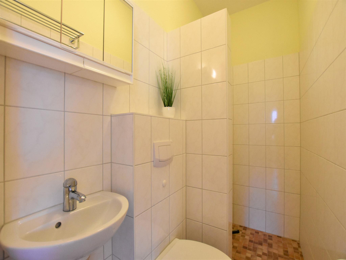 Bathroom 2, Gemutliches Appartement in Zierow mit Außenkamin, Nordwestmecklenburg