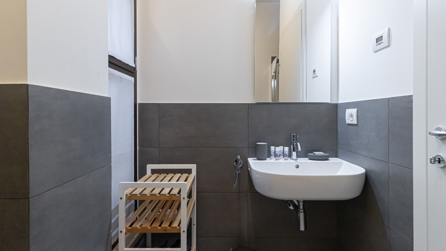 Bathroom 5, Italianway - Pianell 5 A, Milano