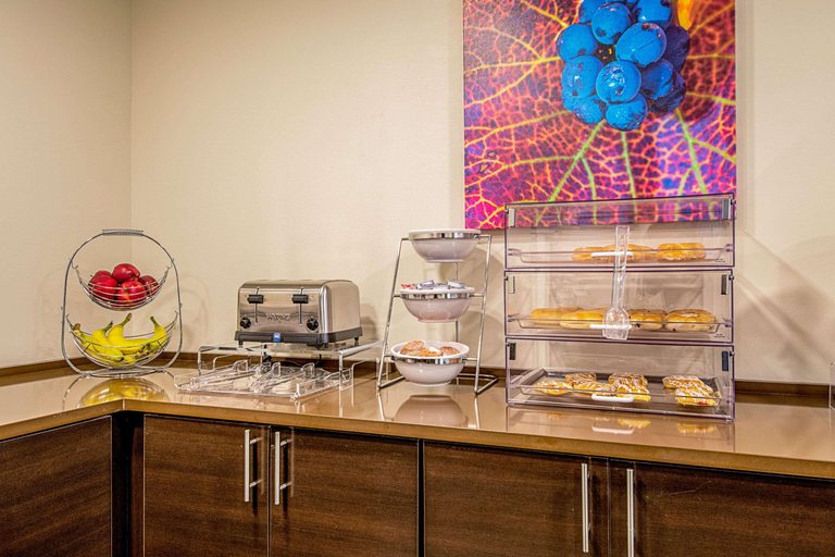Food & Drinks 5, MainStay Suites South Gonzales, Ascension