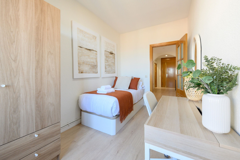 Room 5, M Arr126 Piso de dos Dormitorios-terraza y Balc, Madrid