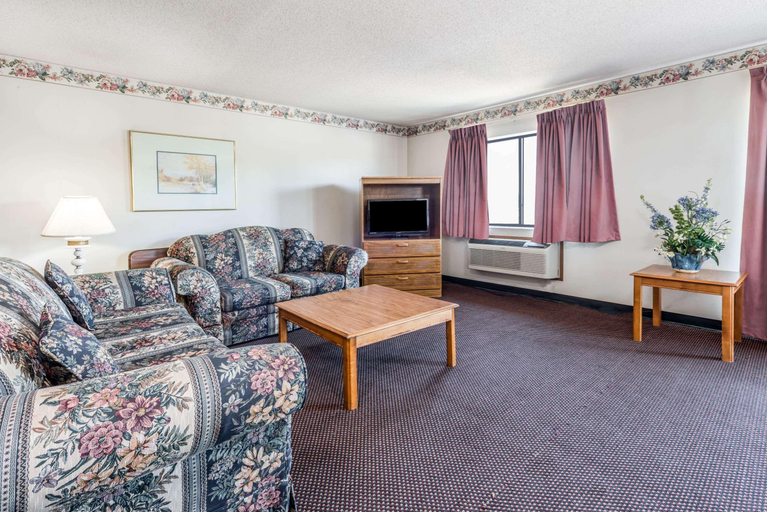 Bathroom 4, Super 8 by Wyndham Du Quoin, Perry