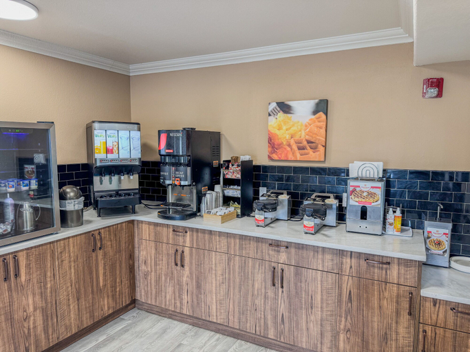 Food & Drinks 5, Super 8 by Wyndham High River, Division No. 6