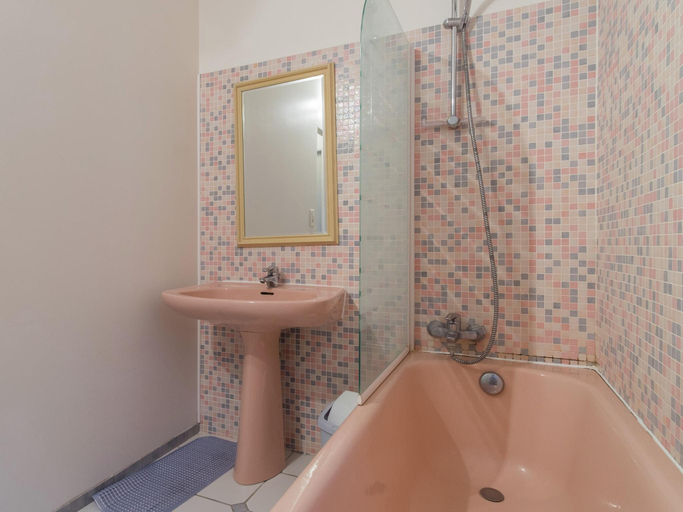 Bathroom 5, Cottage in an old remote farmhouse, Indre