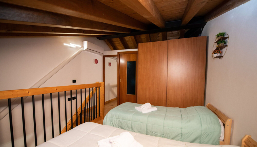Others 4, The Three Moons Apartment, Verona