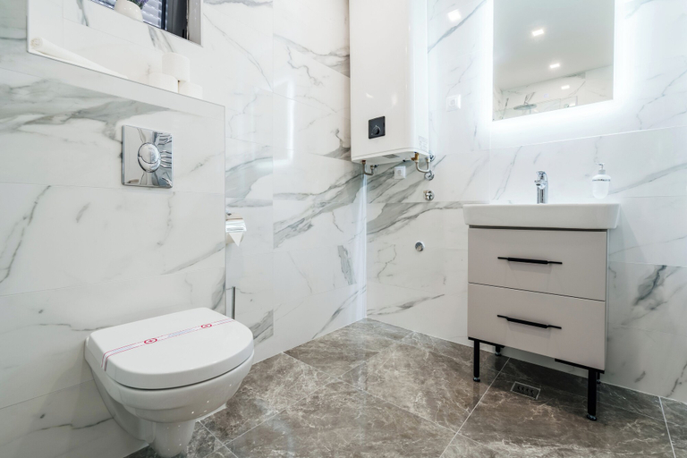 Bathroom 4, Risan Bay
