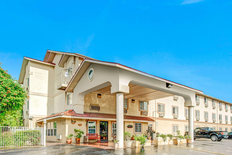 Exterior & Views 2, Super 8 by Wyndham San Antonio/Fiesta, Bexar
