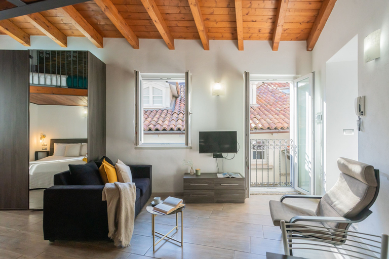 Room 1, Domus 4 in Como in Como, Como